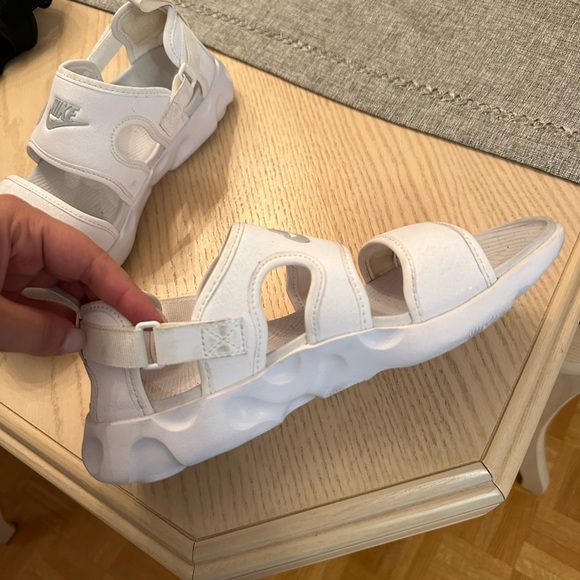 WHITE NIKE SANDALS - Picture 8 of 10